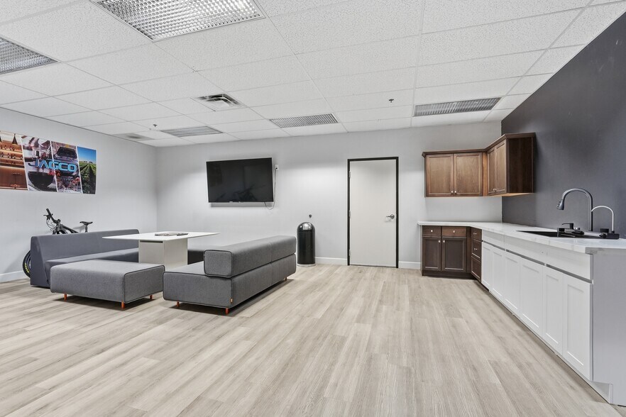 More Photos Of 3401 E Harbour Dr, Phoenix Light Manufacturing For Lease