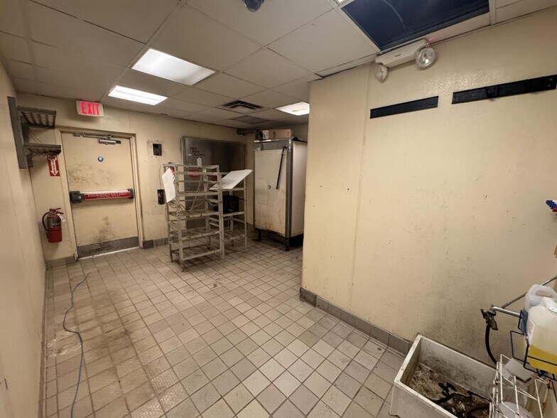 More Photos Of 2949 Dixie Hwy, Hamilton Restaurant For Lease