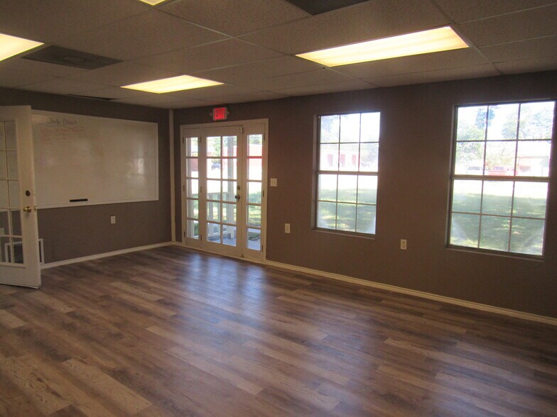 More Photos Of 1802 N Center St, Bonham Office For Sale