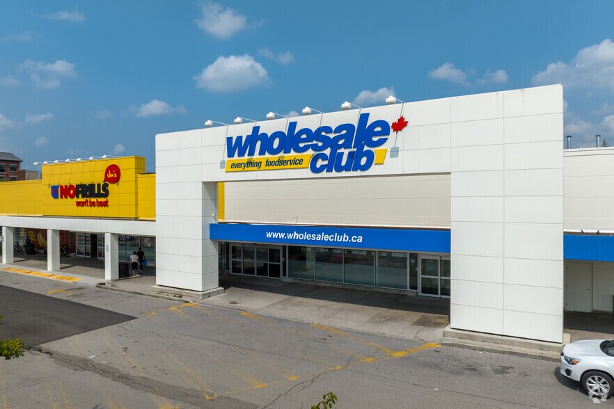 More Photos Of 10909 Yonge St, Richmond Hill Department Store For Lease