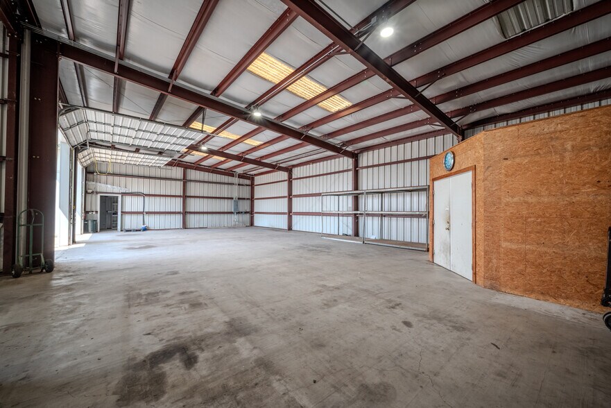 More Photos Of 619 E Jackson St, El Campo Warehouse For Sale