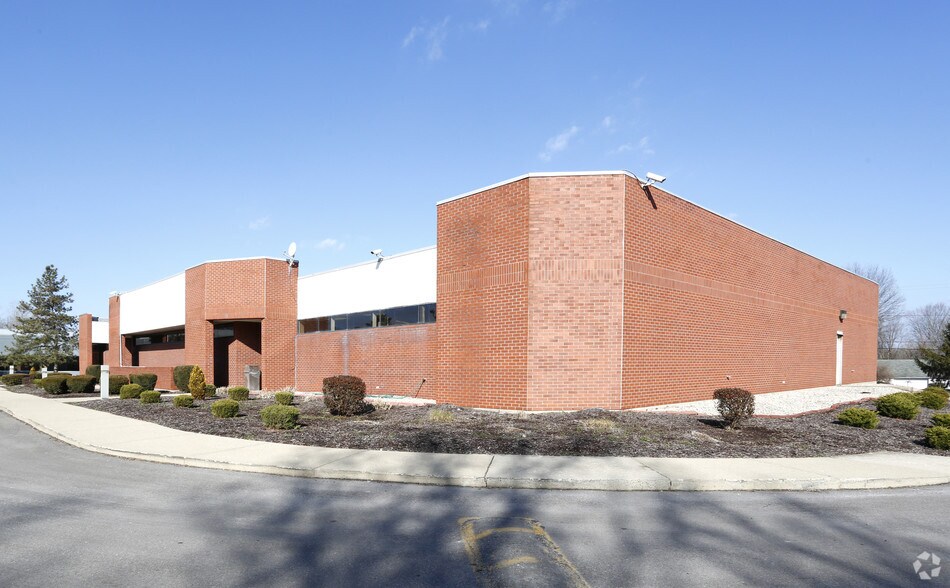 More Photos Of 7111 N Main St, Dayton Office For Sale