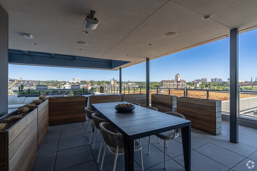 More Photos Of 1550 NW Naito Pky, Portland Apartments For Lease