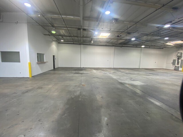 More Photos Of 13539 Desmond St, Pacoima Manufacturing For Lease