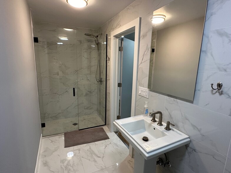 More Photos Of 711 N 1st St, Dekalb Office For Lease