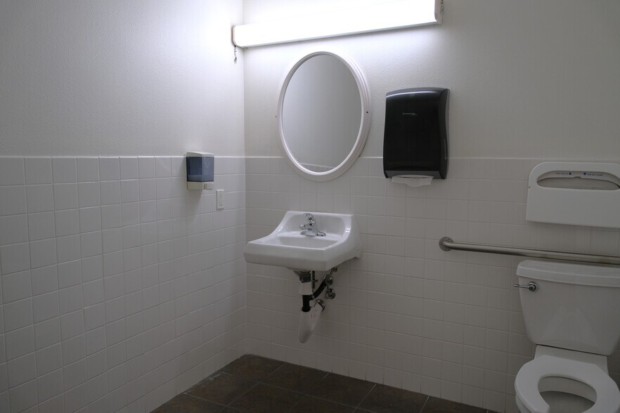 More Photos Of 4517 Market St, Ventura Light Distribution For Lease