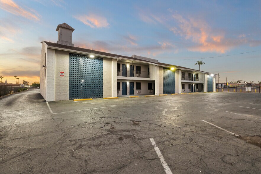 More Photos Of 4021 N 27th Ave, Phoenix Hotel For Sale
