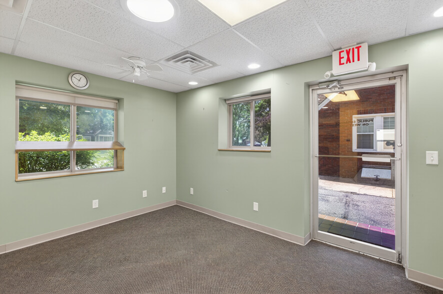More Photos Of 133 N Glendale St, Wichita Office For Sale
