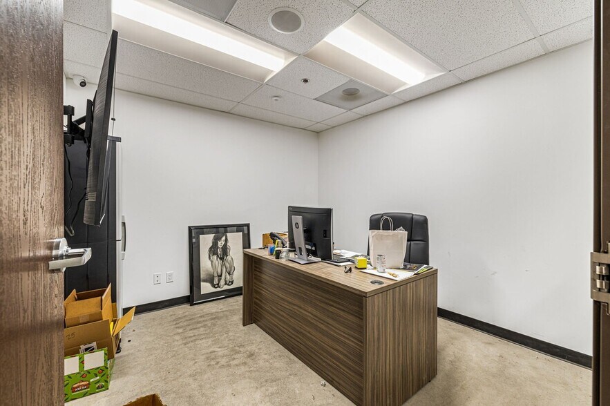 More Photos Of 560 S Williams Rd, Palm Springs Showroom For Sale
