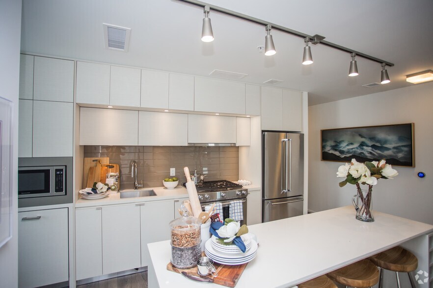 More Photos Of 1800 N Lynn St, Arlington Apartments For Lease