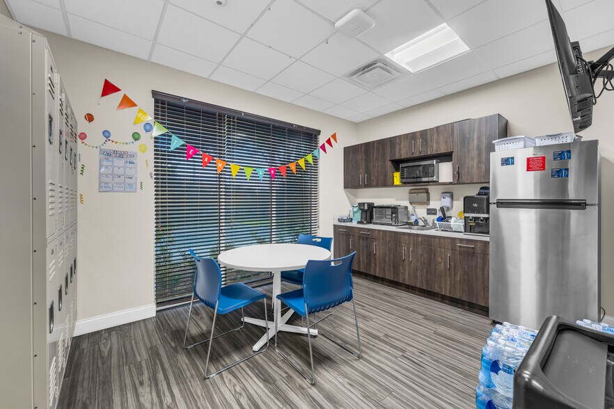More Photos Of 4425 W 1st St, Sanford Medical For Lease