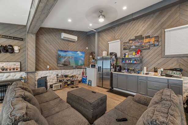 More Photos Of 7813 Buffalo Ave, Niagara Falls Showroom For Sale