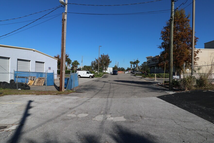 More Photos Of 2418 US Highway 19, Holiday General Retail For Lease