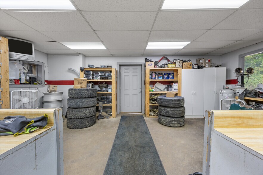 More Photos Of 1021 E Hendron Chapel Rd, Knoxville Manufacturing For Sale