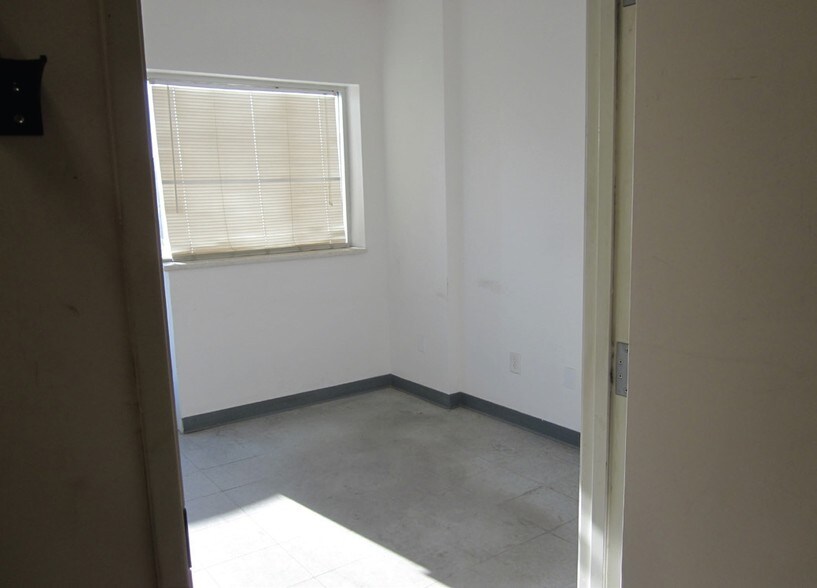 More Photos Of 2750 W Brooks Ave, North Las Vegas Warehouse For Lease