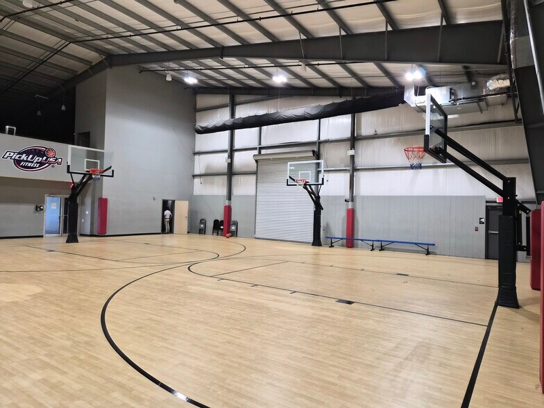 More Photos Of 8200 Cypress Plaza Dr, Jacksonville Health Club For Lease