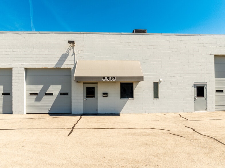 More Photos Of 5513 N Oxford St, Indianapolis Showroom For Lease