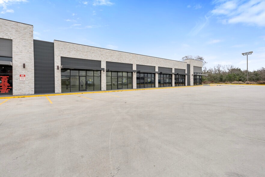 More Photos Of 7241 Lawndale St, Houston Storefront For Lease