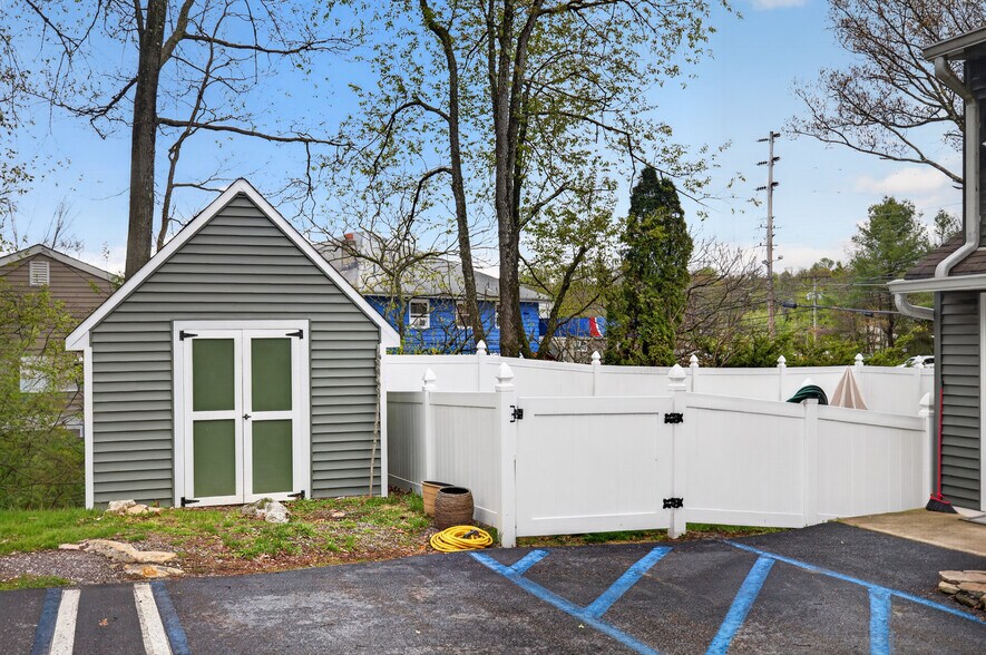 More Photos Of 187 Breakneck Rd, Highland Lakes Storefront Retail Residential For Sale