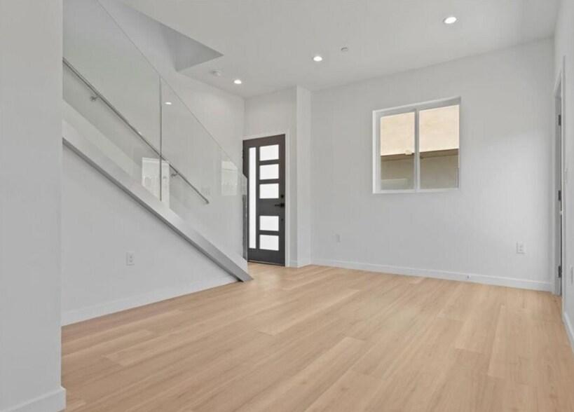 More Photos Of 5526 Blackwelder St, Los Angeles Apartments For Sale