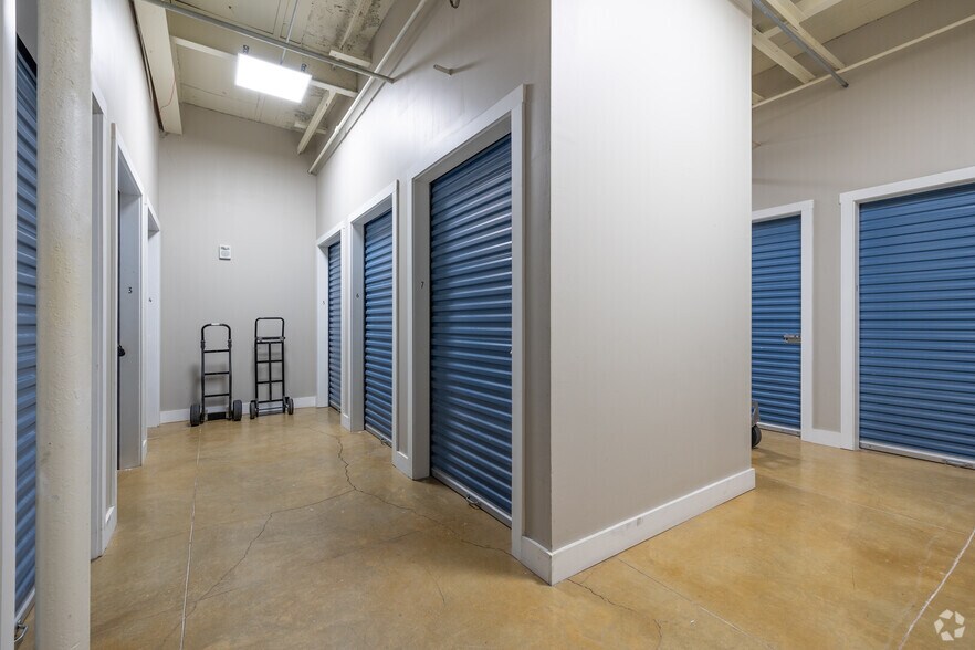 More Photos Of 3363 E Commerce St, San Antonio Warehouse For Sale