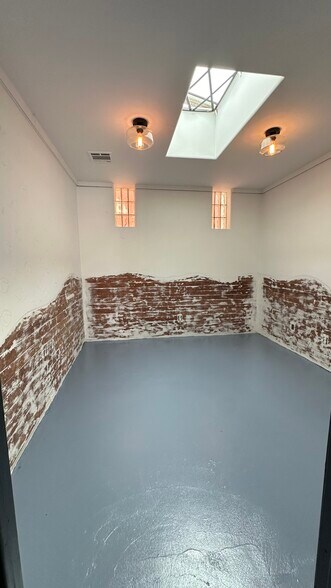 More Photos Of 111 S Dos Caminos Ave, Ventura General Retail For Lease