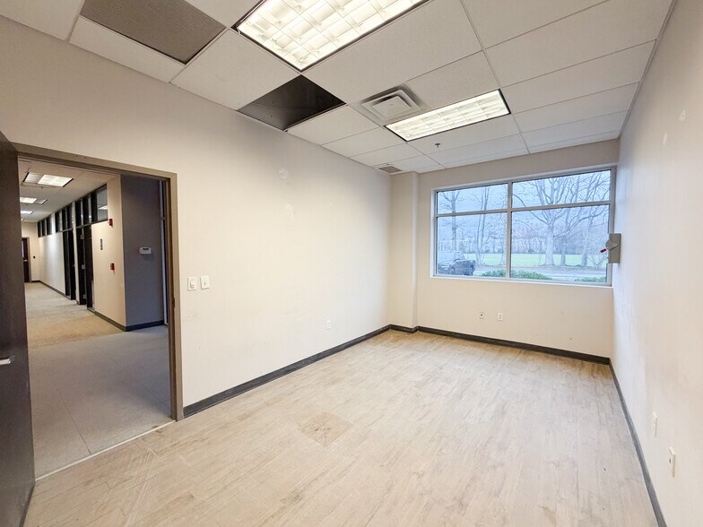 More Photos Of 10 County Line Dr, Cromwell Warehouse For Lease