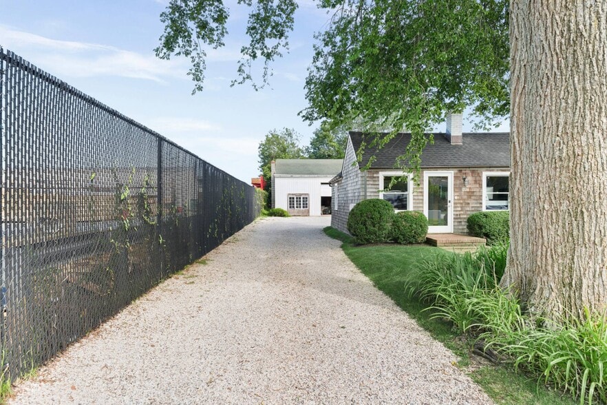 More Photos Of 30 Race Ln, East Hampton Office For Sale