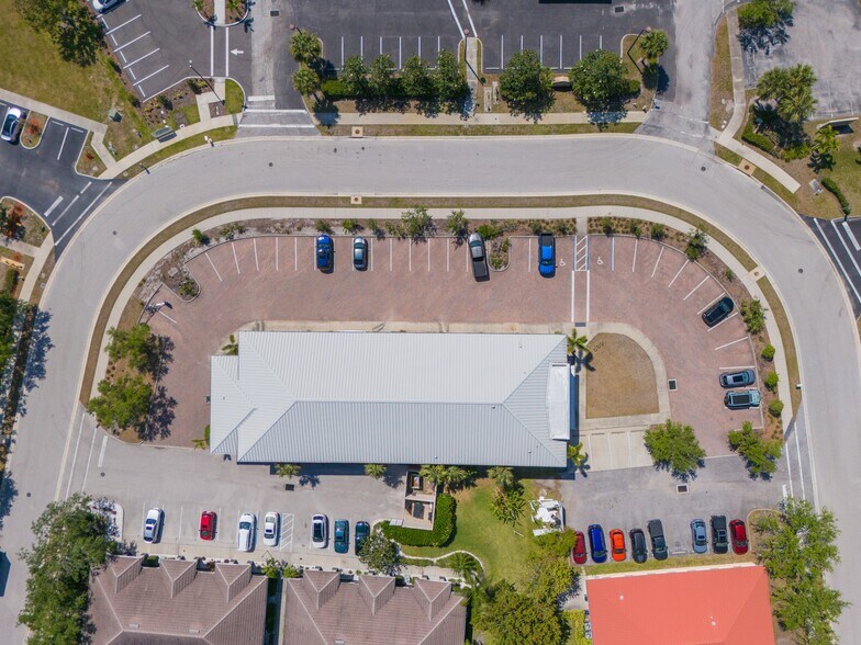 More Photos Of 5261 Paylor Ln, Sarasota Freestanding For Lease