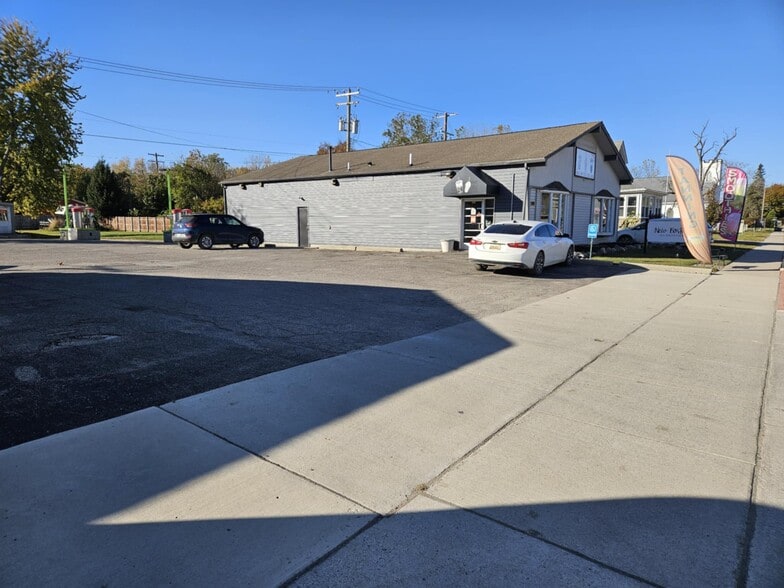 More Photos Of 19162 Huron River Dr, New Boston Specialty For Sale
