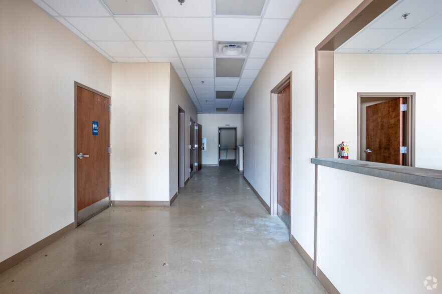 More Photos Of 1607 S Lumpkin Rd, Columbus Storefront For Lease