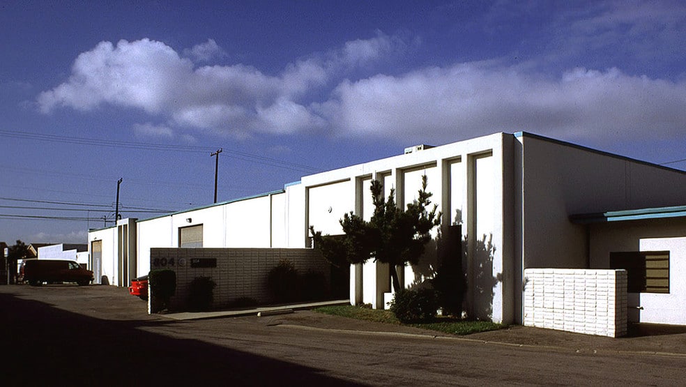 More Photos Of 802-852 E Edna Pl, Covina Warehouse For Lease