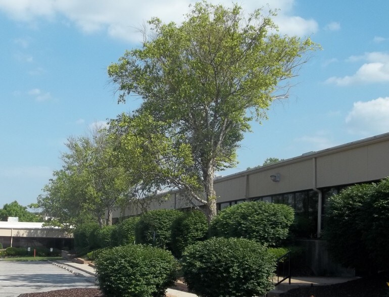 More Photos Of 2204-2232 Welsch Industrial Ct, Saint Louis Light Distribution For Lease