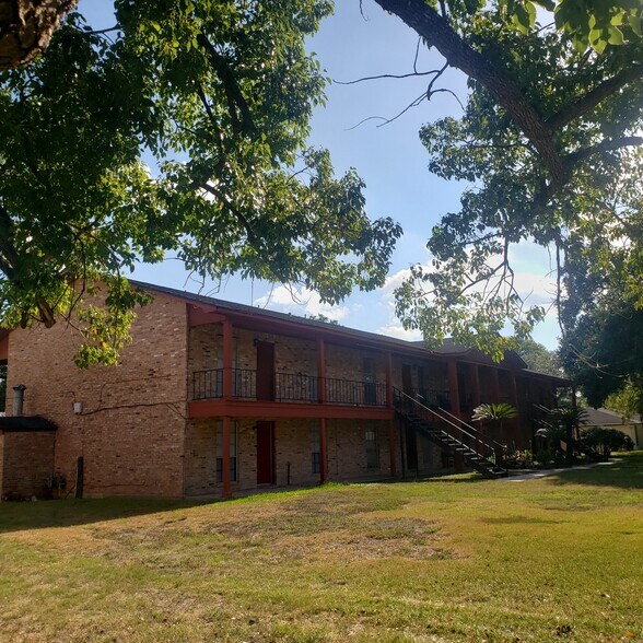 More Photos Of 516 E Myrtle St, Angleton Apartments For Sale