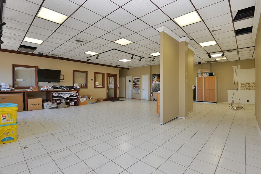 More Photos Of 4202 Astoria Blvd, Astoria Service For Lease