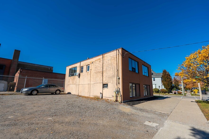 More Photos Of 219 Lochiel St, Sarnia General Retail For Sale