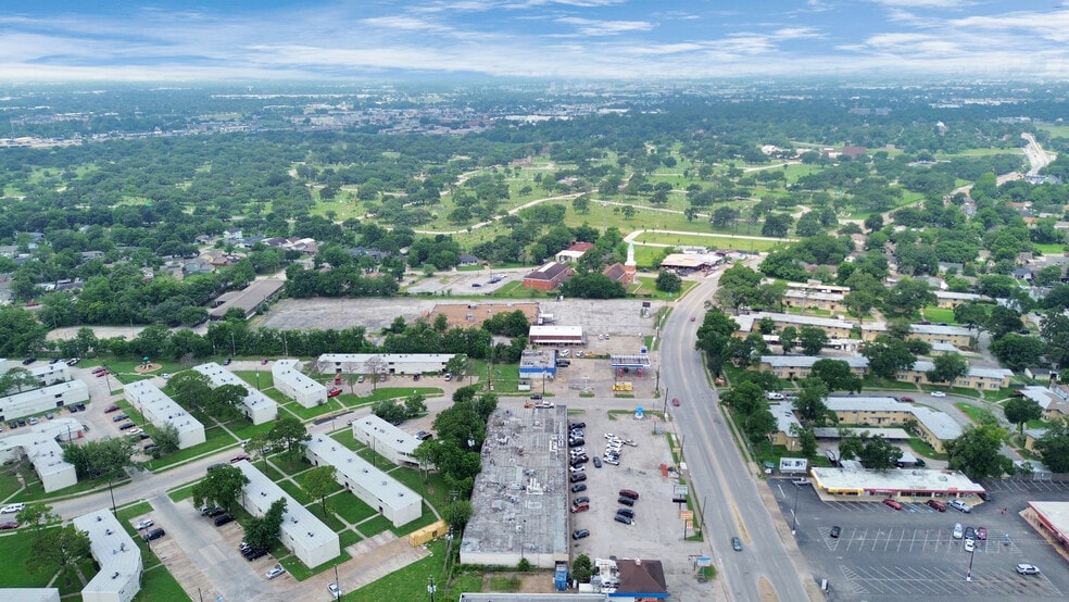 More Photos Of 7040-7058 Lawndale St, Houston Unknown For Lease