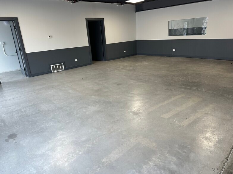 More Photos Of 902 Grace st, Elgin Industrial For Lease