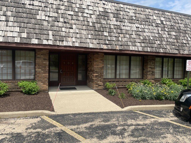 More Photos Of 14052 W Petronella Dr, Libertyville Office For Sale