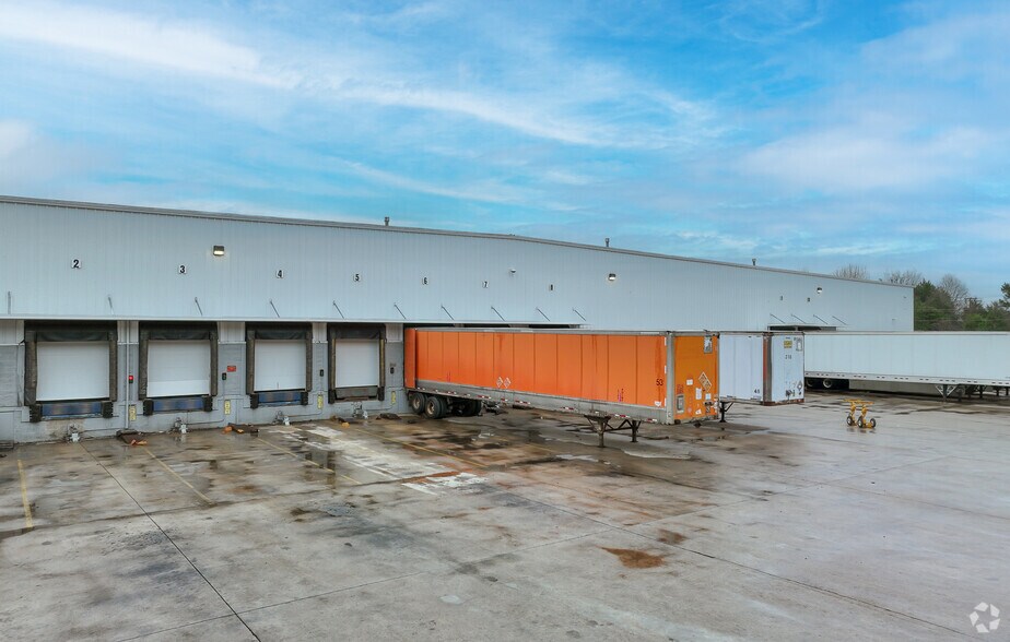 More Photos Of 647 Hargrave Rd, Lexington Warehouse For Lease