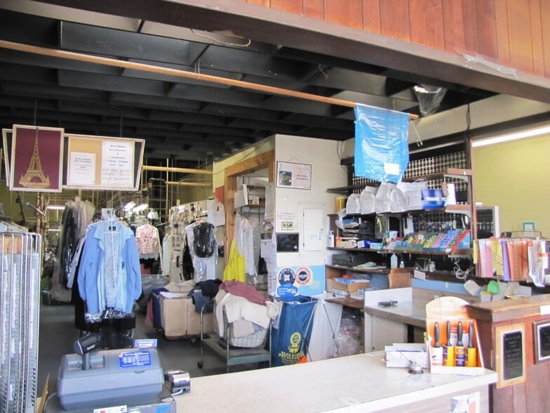 More Photos Of 97 Portsmouth Ave, Exeter Freestanding For Sale