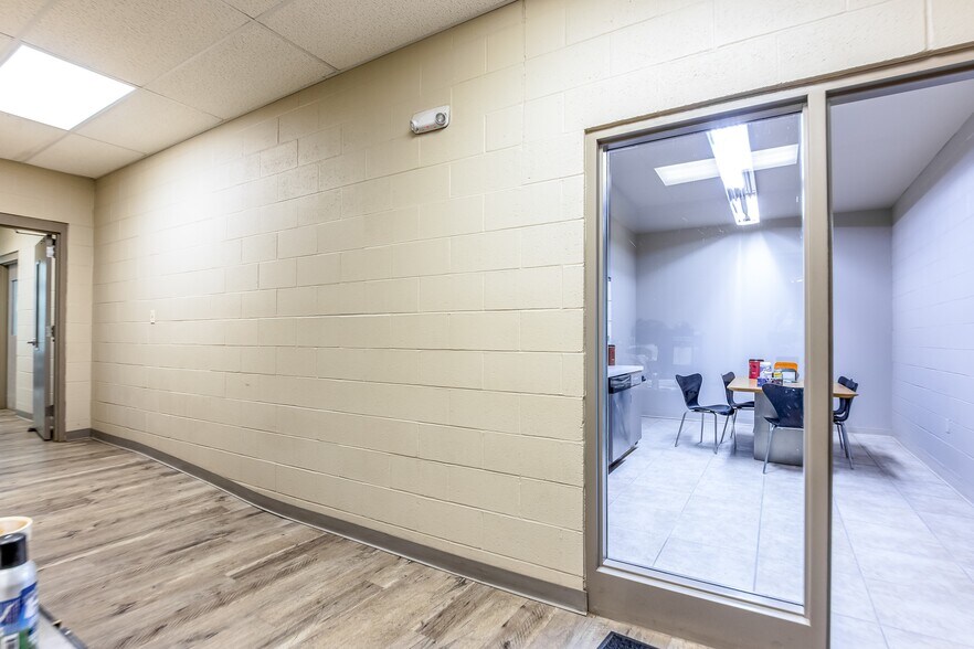 More Photos Of 109 Diversified Dr, Villa Ridge Service For Lease