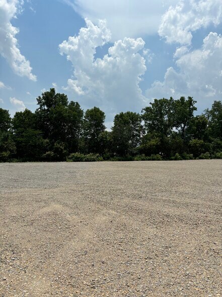 More Photos Of 729 Water Street, Hartford City Land For Lease