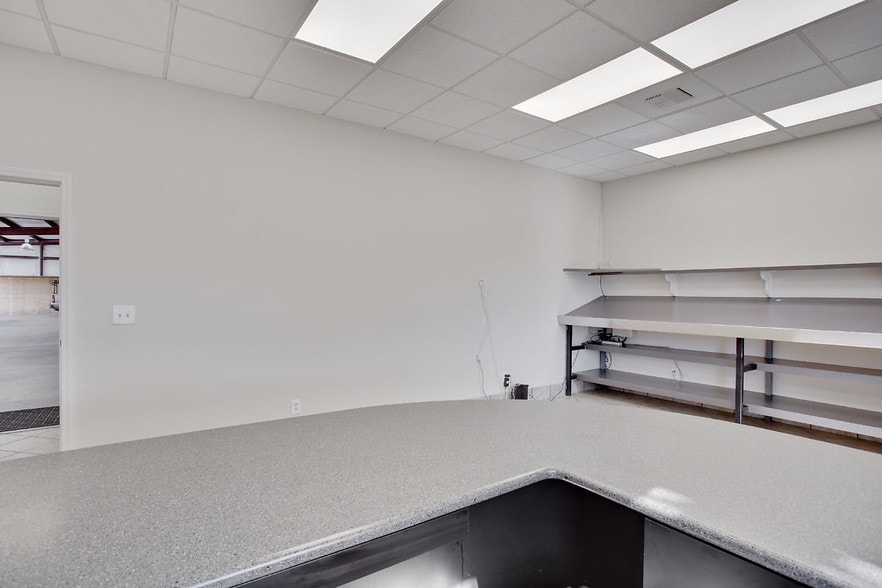 More Photos Of 138 Coremark Ct, Bakersfield Service For Lease