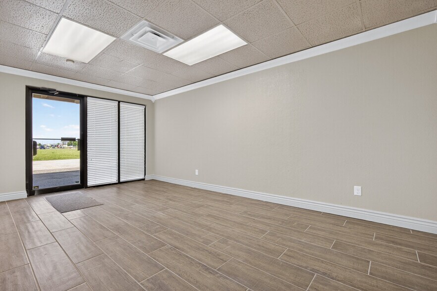 More Photos Of 800 W Rock Creek Rd, Norman Office For Lease