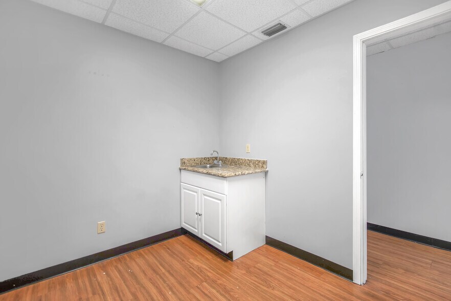 More Photos Of 949 Lane Ave S, Jacksonville Medical For Lease