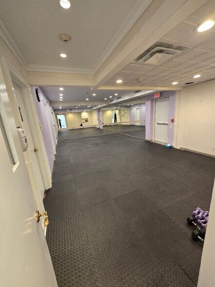 More Photos Of 1062 Northern Blvd, Roslyn Office For Lease