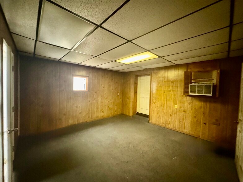 More Photos Of 43 Oak St, Bristol Warehouse For Lease