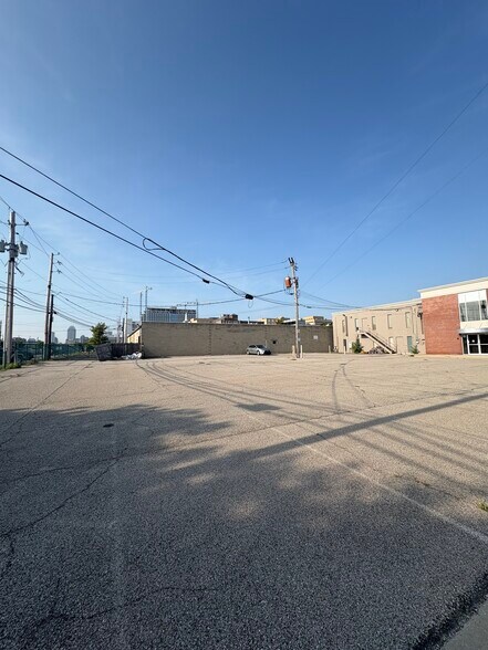 More Photos Of 1927 N Capitol Ave, Indianapolis Flex For Sale
