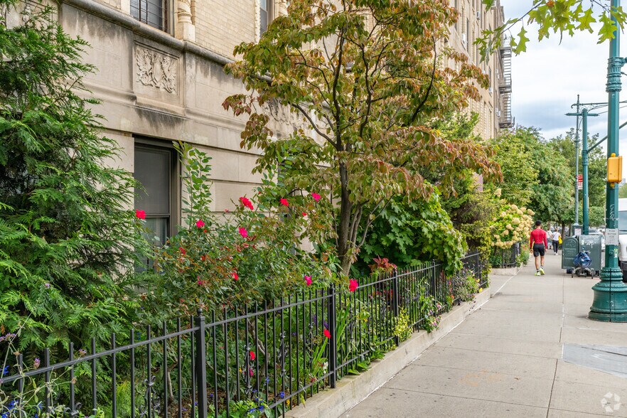 More Photos Of 135 Eastern Pkwy, Brooklyn Apartments For Lease